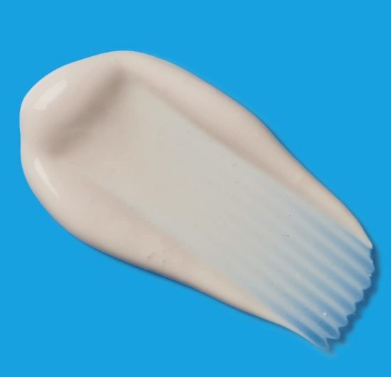 صورة إيزيس فارما نيوتون راديانس سائل واقي للبشرة بعامل حماية من الشمس بدرجة 50 للبقع البنية – 30 مل