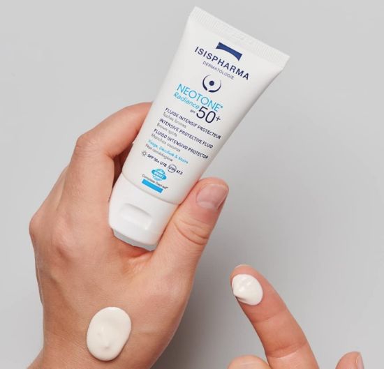 صورة إيزيس فارما نيوتون راديانس سائل واقي للبشرة بعامل حماية من الشمس بدرجة 50 للبقع البنية – 30 مل